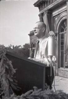 ARH NL Koberg 1048, Kurt Schumacher auf einer Kundgebung der SPD auf dem Opernplatz, Hannover, 1946