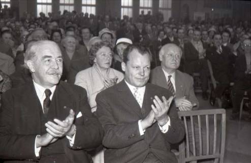 ARH NL Koberg 1075, Hinrich Wilhelm Kopf und Willy Brandt beim SPD Parteitag in der Stadthalle, Hannover, 1960