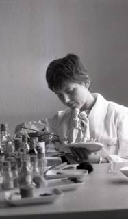 ARH NL Koberg 11605, Arbeit an Porzellanfiguren, 1950