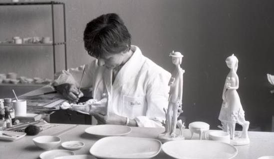 ARH NL Koberg 11606, Arbeit an Porzellanfiguren, 1950