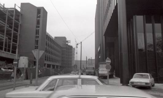 ARH NL Koberg 12039, Blick auf das Parkhaus und die Sparkasse in der Rundestraße, Hannover, 1976