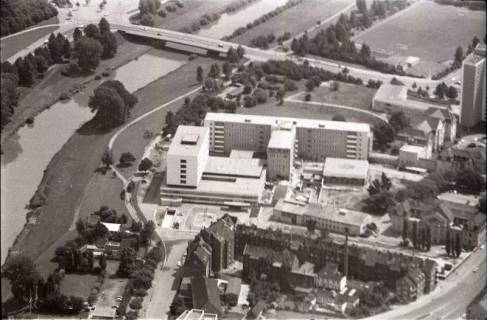 ARH NL Koberg 1600, Ihme mit Stadionbrücke und im Vordergrund das alte Krankenhaus Siloah, Linden, 1969