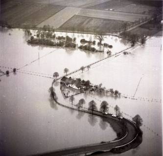 ARH NL Koberg 2282, Leinehochwasser, überschwemmte Straße "Am Fährhaus" an der Leinebrücke, Bordenau, 1970