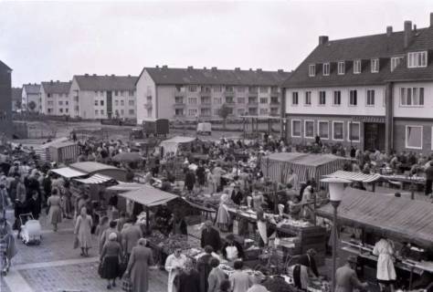 ARH NL Koberg 231, Marktstände auf dem Ricklinger Markt, Ricklingen, 1958