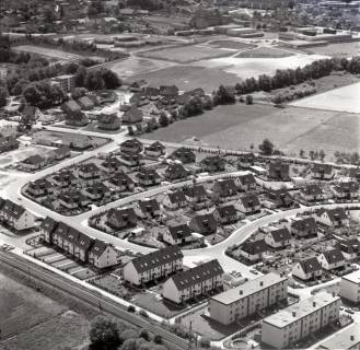 ARH NL Koberg 2364, "Welfia-Siedlung" zwischen Sommerbosteler Straße (oben) und Bahnlinie (unten), oben rechts das Schulzentrum, Mellendorf, 1975