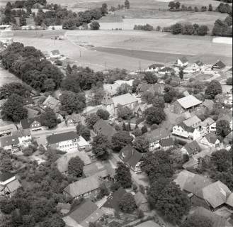 ARH NL Koberg 2369, Stadtgebiet mit Kirche, Bissendorf, 1975