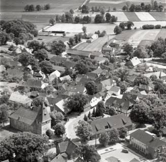 ARH NL Koberg 2372, Stadtgebiet mit Kirche, Bissendorf, 1975