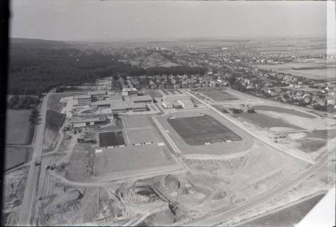 ARH NL Koberg 2647, Schulzentrum mit Sportplatz, Barsinghausen, 1971