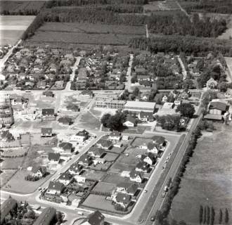 ARH NL Koberg 2843, Resse mit der Grundschule in der Mitte, 1975