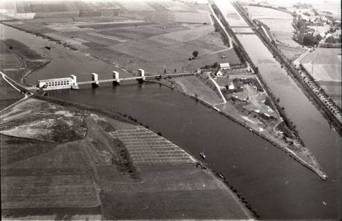 ARH NL Koberg 2932, Stauwehr und Schleusenkanal an der Weser, Petershagen-Lahde, 1960