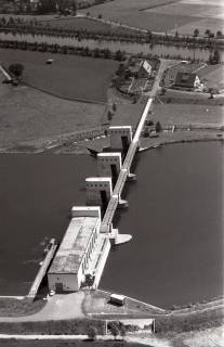 ARH NL Koberg 2936, Stauwehr und Schleusenkanal an der Weser, Petershagen-Lahde, 1960