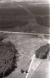 ARH NL Koberg 2963, AK Ost, die A2 verläuft von links nach recht im Bild, sowie die Trasse der A7 in Richtung Norden, Lehrte, 1960