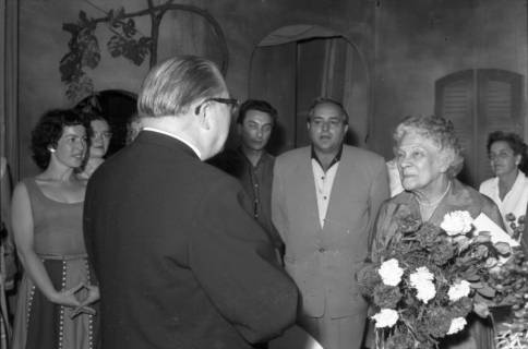ARH NL Koberg 3076, 78. Geburtstag der Schauspielerin Tilla Durrieux, links Oberstadtdirektor Karl Wiechert, 1950