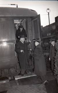 ARH NL Koberg 3080, Ankunft von Bundespräsident Theodor Heuss am Hauptbahnhof, Hannover, 1950