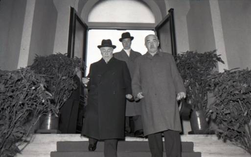 ARH NL Koberg 3081, Ankunft von Bundespräsident Theodor Heuss, in Begleitung von Ministerpräsident Kopf, am Hauptbahnhof, Hannover, 1950