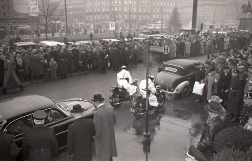 ARH NL Koberg 3088, Ankunft von Bundespräsident Theodor Heuss, in Begleitung von Ministerpräsident Kopf, am Hauptbahnhof, Hannover, 1950