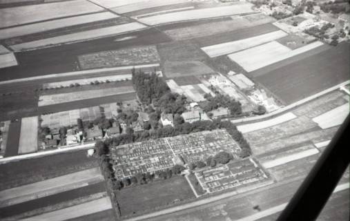 ARH NL Koberg 3187, Friedhof an der Robert-Koch-Straße in Oberende, Blickrichtung Westen, Osterwald, 1960