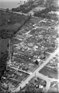 ARH NL Koberg 3254, Siedlung Breslauer Straße mit der Bothfelder Straße und dem Silbersee im Hintergrund, Langenhagen, 1960