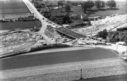 ARH NL Koberg 3255, Bau der Autobahnbrücke der Hauptstraße über die A7, Isernhagen FB, 1960