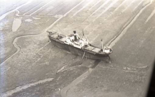 ARH NL Koberg 3498, Aufgelaufener Dampfer an der Unterelbe, bei Otterndorf, 1962