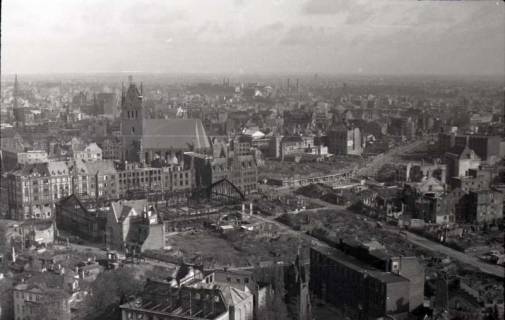 ARH NL Koberg 356, Blick vom Rathausturm auf das zerstörte Hannover u. a. mit Marktkirche, Altes Rathaus und Markthalle, zwischen 1948/1949