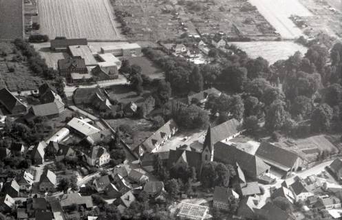 ARH NL Koberg 3749, Rittergut und St. Martin Kirche, oben links Grundschule, Bennigsen, 1972