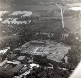 ARH NL Koberg 3827, Gelände der Wollwäscherei und -kämmerei im Abriss vorne, Großer Wülfeler und Detmarscher Teich hinten, Döhren, 1974