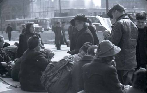 ARH NL Koberg 390, Personen auf dem Ernst-August-Platz, Hannover, zwischen 1948/1949