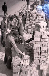ARH NL Koberg 397, Steine putzen und aufschichten in der Karmarschstraße, Hannover, 1947