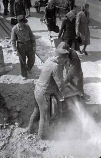ARH NL Koberg 398, Mauersteine abschleifen in der Karmarschstraße, Hannover, 1947