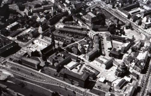 ARH NL Koberg 4043, Propsteikirche Basilika St. Clemens rechts unten, Neustädter Hof- und Stadtkirche St. Johannis links, Friederikenstift oben, Calenberger Neustadt, 1961