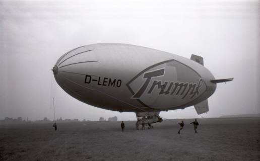 ARH NL Koberg 4148, Luftschiff landet auf einem Feld, Hannover, 1961