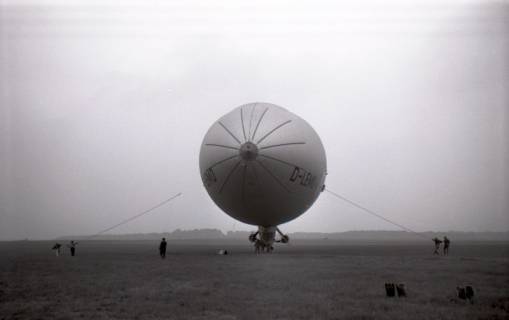 ARH NL Koberg 4150, Luftschiff landet auf einem Feld, Hannover, 1961