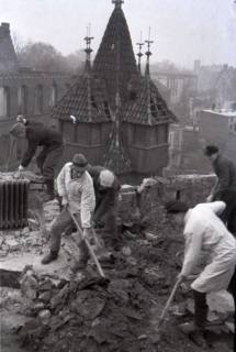 ARH NL Koberg 419, Lehrer und Studenten räumen die Kunstgewerbeschule von Schutt frei, Hannover, wohl 1946