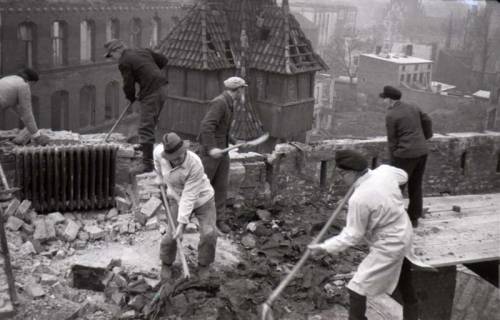 ARH NL Koberg 420, Lehrer und Studenten räumen die Kunstgewerbeschule von Schutt frei, Hannover, wohl 1946