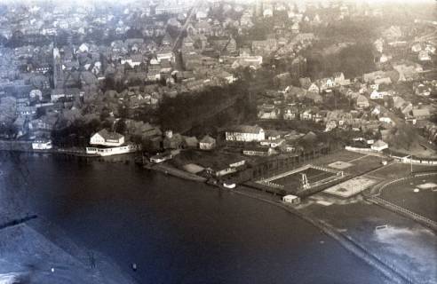 ARH NL Koberg 4232, Altstadt mit Kirche St. Martin und Freibad, Nienburg/Weser, 1961