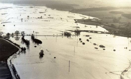 ARH NL Koberg 4361, Hochwasser der Leine an der Leinebrücke (Scharnhorstbrücke), Bordenau, 1960