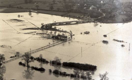 ARH NL Koberg 4372, Hochwasser der Leine um die Scharnhorst Brücke an der Straße "Am Fährhaus", Bordenau, 1960