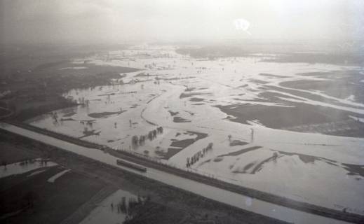 ARH NL Koberg 4439, Hochwasser der Leine an der Kanalkreuzung, Seelze/Lohnde, 1960