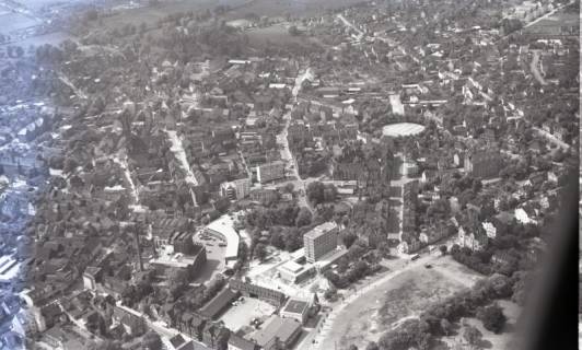 ARH NL Koberg 4585, Blick auf die Stadtmitte mit Hagenmarkt, Neues Rathaus und Härke Brauerei, Peine, 1960