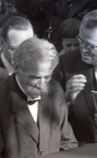 ARH NL Koberg 4930, Albert Schweitzer beim Besuch der Albert-Schweitzer-Schule, Linden, 1959