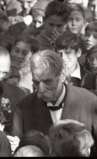 ARH NL Koberg 4931, Albert Schweitzer beim Besuch der Albert-Schweitzer-Schule, Linden, 1959
