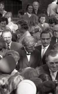ARH NL Koberg 4934, Albert Schweitzer beim Besuch der Albert-Schweitzer-Schule, Linden, 1959