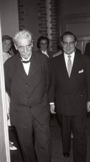ARH NL Koberg 4943, Albert Schweitzer beim Besuch der Albert-Schweitzer-Schule, Linden, 1959