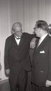 ARH NL Koberg 4944, Albert Schweitzer beim Besuch der Albert-Schweitzer-Schule, Linden, 1959