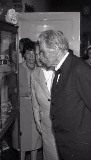 ARH NL Koberg 4946, Albert Schweitzer beim Besuch der Albert-Schweitzer-Schule, Linden, 1959