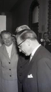 ARH NL Koberg 4947, Albert Schweitzer beim Besuch der Albert-Schweitzer-Schule, Linden, 1959