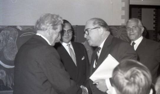 ARH NL Koberg 4948, Albert Schweitzer beim Besuch der Albert-Schweitzer-Schule, Linden, 1959