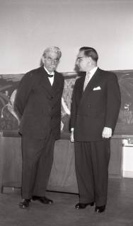 ARH NL Koberg 4950, Albert Schweitzer beim Besuch der Albert-Schweitzer-Schule, Linden, 1959