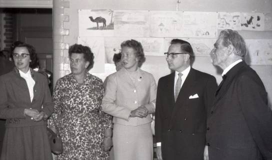 ARH NL Koberg 4953, Albert Schweitzer beim Besuch der Albert-Schweitzer-Schule, Linden, 1959
